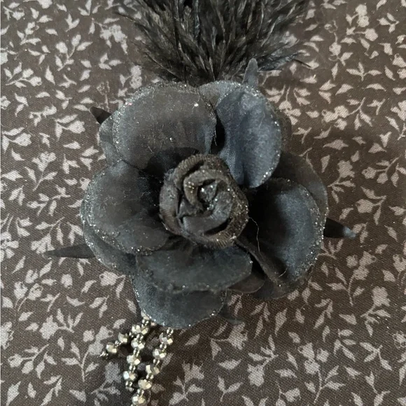Elegant Black Feather Hair Clip - Picture 2 of 3